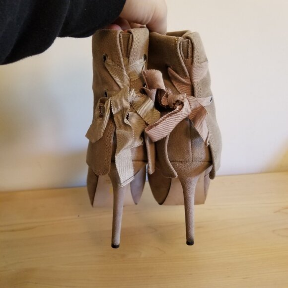 BAKERS suede booties with back bows 5in heel size 6 - Picture 1 of 9